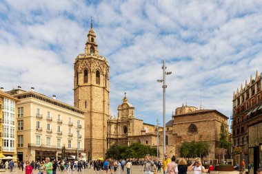 VALENCIA, İspanya - 2 Haziran 2024: Valencia Şehir Merkezi 'nin mimarisi: Plaza de la Reina (Kraliçe Meydanı), Eski Şehir' de. Plaza de la Reina, Valencia 'nın en eski ve en işlek meydanlarından biridir..