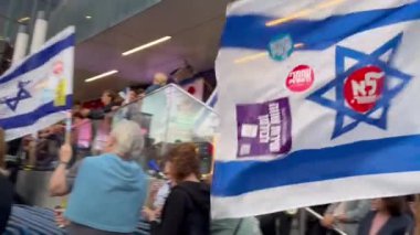 Hayfa, İsrail - 7 Haziran 2024, Netanyahu hükümetine karşı gösteri. Göstericiler 