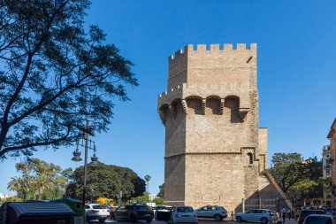 Valencia, İspanya - 23 Mayıs 2024, Serrans Gate veya Serrans Towers (Torres de Serranos, Porta de Serrans), Valensiya 'nın antik şehir duvarının bir kısmını oluşturan on iki kapıdan biridir..