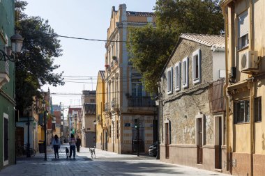 Valencia, İspanya - 24 Mart 2024: Cabanyal bölgesinde eski renkli evler, dezavantajlı kabul ediliyor. Carrer de Carles Ros Caddesi