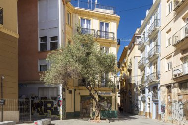 VALENCIA, İSPA - 2 Mayıs 2024: Eski şehirde renkli evleri olan dar sokaklar. Santa Elena Caddesi. Valencia Caddesi.