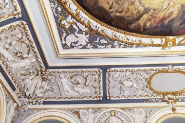 Valencia, İspanya - 1 Mayıs 2024: Ulusal Seramik ve Dekoratif Sanatlar Müzesi. Marquis de dos Aguas 'ın sarayı. İç mekan. Orta Çağ. Duvarın bir parçası alçılı - Boya ve domuz avı sahneleri.