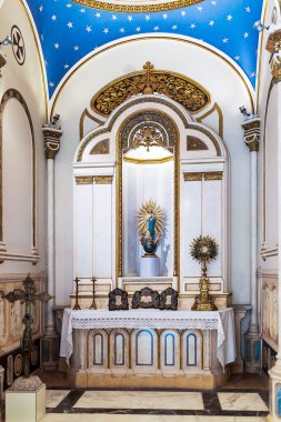 Valencia, İspanya - 1 Mayıs 2024: Ulusal Seramik ve Dekoratif Sanatlar Müzesi. Marquis de dos Aguas Sarayı 'nda. İç mekan. Orta Çağ. Sunaklı Şapel.