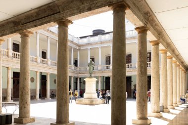 Valencia, İspanya - 05: 05: 2024 Valencia Üniversitesi manastırı, güneşli bir bahar gününde. Heykel ve sütunlar