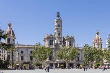 Valencia, İspanya, AB - 16 Mayıs 2024. Gandia Belediye Binası, balkonunda bayraklar, güneşli bir öğleden sonra