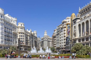 VALENCIA, İSPA - 14 Nisan 2024 Belediye Meydanı 'ndaki çeşme. Kasaba Meydanı (Plaza del Ayuntamiento) büyük mimari, canlı çiçekler ve etkileyici bir çeşme ile karakterize edilen geniş bir alandır..
