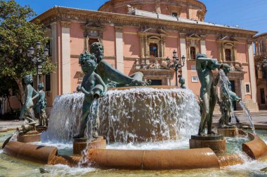 VALENCIA, İSPA - 2 Mayıs 2024: Plaza de la Virgen, Turia Fountain. Neptün, Turia nehri tarafından beslenen kanalları simgeleyen bakirelerin üzerinde oturuyordu.