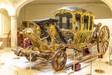 Valencia, İspanya - Mayıs 12024: Ulusal Seramik ve Dekoratif Sanatlar Müzesi. Marquis de Dos Aguas Sarayı 'nda kalıyor. İç mekan. Boyalı araba. Ortaçağ