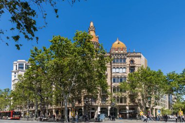 Barcelona, İspanya - 2 Mayıs 2024, G. de Grcia 'daki Eixample bölgesinde, 8-10, 10, Eixample' da butikler ve oteller..