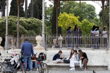 Barselona, İspanya - 2 Mayıs 2024, Citadel Park çeşmesi, Katalonya, İspanya 'da turistler ve gençler konuşuyorlar ve telefonlarına bakıyorlar