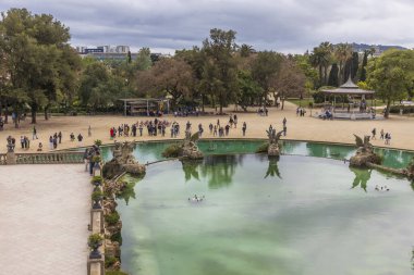 Barselona, İspanya - 2 Mayıs 2024, Ciutadella Park çeşmesinde taş at heykeli, Katalonya, İspanya.
