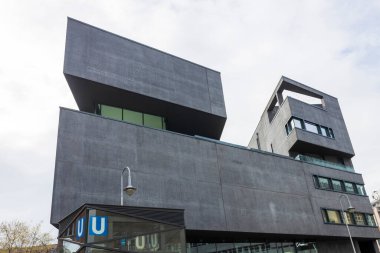 BERLIN, Almanya - 16 Mayıs 2024, Linienstrase 40 'taki bir yapıcı binada daireler. Bu, mimar Richard Bejick tarafından tasarlanmış ve 1983 yılında tamamlanmış somut bir Brutalist yapıdır.. 