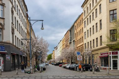 BERLIN, Almanya - 16 Mayıs 2024, Linienstrase 40 'taki bir yapıcı binada daireler. Bu, mimar Richard Bejick tarafından tasarlanmış ve 1983 yılında tamamlanmış somut bir Brutalist yapıdır.. 