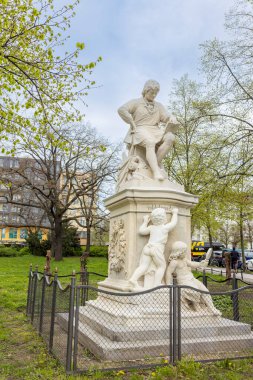 BERLIN, Almanya - 16 Mayıs 2024, Linienstrase 40 'taki bir yapıcı binada daireler. Bu, mimar Richard Bejick tarafından tasarlanmış ve 1983 yılında tamamlanmış somut bir Brutalist yapıdır.. 