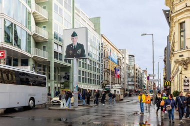 Berlin, Almanya - 19 Mart 2024, Berlin 'deki eski sınır kapısı 