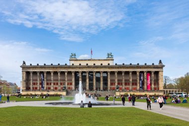 Berlin, Almanya - 5 Nisan 2024, Altes Müzesi (Eski Müze) Müze Adası 'nda yer almaktadır. Bu neoklasik bina, mimar Schinkel tarafından tasarlanmış, UNESCO Dünya Mirası Alanı 'dır..