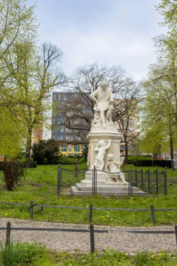BERLIN - 16 2024, Senefelder Platz 'daki Alois Senefelder Anıtı, Berlin-Prenzlauer Berg. 