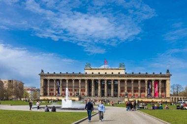 Berlin, Almanya - 5 Nisan 2024, Altes Müzesi (Eski Müze) Müze Adası 'nda yer almaktadır. Bu neoklasik bina, mimar Schinkel tarafından tasarlanmış, UNESCO Dünya Mirası Alanı 'dır..