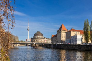 Berlin, Almanya - 02 Nisan 2024, Bode Müzesi Adası, Bodemuseum, Museumsinsel ve Ale 'deki TV Kulesi