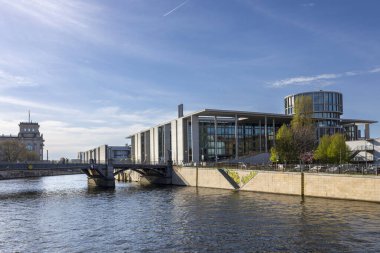 Berlin, Almanya - 9 Mayıs 2024 Marie Elisabeth Lders Haus, Luisenblock olarak da bilinir.