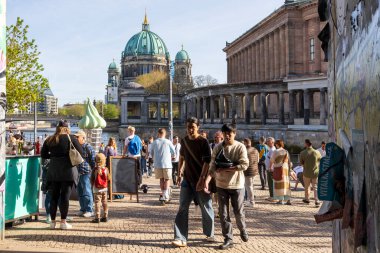 Berlin, Almanya - 02 Nisan 2024, İnsanlar müze adasının karşısındaki yeraltı geçidine yürüyorlar. Hafta sonu, büyük bir kalabalık var..