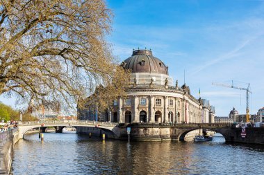 Berlin, Almanya - 02 Nisan 2024, Bode Müzesi Adası, Bodemuseum, Museumsinsel ve Ale 'deki TV Kulesi