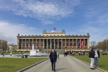 Berlin, Almanya - 5 Nisan 2024, Altes Müzesi (Eski Müze) Müze Adası 'nda yer almaktadır. Bu neoklasik bina, mimar Schinkel tarafından tasarlanmış, UNESCO Dünya Mirası Alanı 'dır..