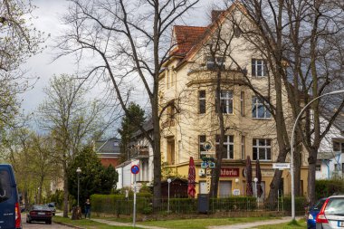 Berlin, Almanya - 02 Nisan 2024, Banliyöde özel bir ev