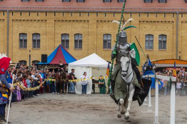 Berlin, Almanya - 30 Mart 2024: Ortaçağ Fuarı: Easter Knight Spectaculum. Spandau 'da gösterileri olan ortaçağ festivali. Şövalye. Şövalye çocukları ve halkı selamlıyor.