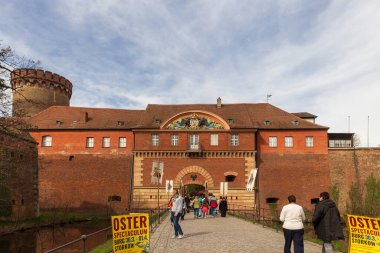 Berlin, Almanya - 30 Mart 2024: Storkow Şatosu 'nda Paskalya gösterisi. Giriş.