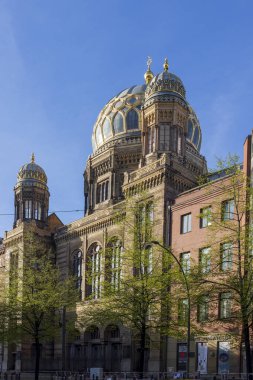Berlin, Almanya - 02 Nisan 2024, Berlin 'deki Oranienburger Strae Yeni Sinagogu, 19. yüzyılın ortalarında Yahudi cemaatinin başlıca ibadet yeri olarak inşa edilen bir sinagog.,