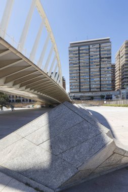 Valencia, İspanya - 19 Nisan 2024: Alameda Köprüsü ve Metro İstasyonu Yazan Santiago Calatrava. Modern tasarım, köprüyü şehirde bir cazibe merkezi haline getiriyor. Güneşli bir hava. Dikey çerçeve
