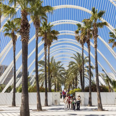 Valencia, İspanya - 17 Nisan 2024: Umbracle Modern Binası 'nın dış yapısı ve yeşilliği. Avuçlar gökyüzünde arkaplanda