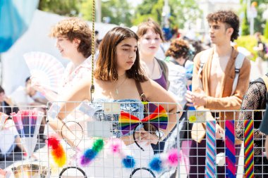 Hayfa, İsrail 21 Haziran 2024, Onur Yürüyüşü. Bir kız gökkuşağı sembollü bir büfeden alışveriş yapmayı seçiyor..