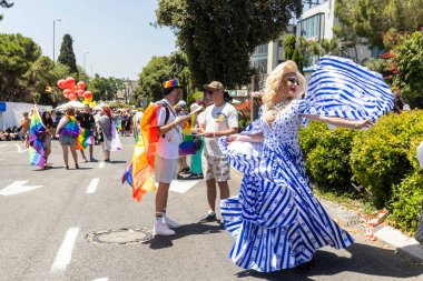 Hayfa, İsrail 21 Haziran 2024, Onur Yürüyüşü. İsrail bayrağından yapılmış bir elbise giyen ve kalabalığın içinde dans eden Sürükleme Kraliçesi Lalika.