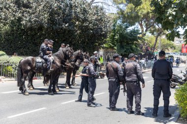 Hayfa, İsrail 21 Haziran 2024, Onur Yürüyüşü. - Güvenlik. Atlı polisler sürüyü koruyor..