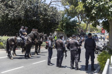 Hayfa, İsrail 21 Haziran 2024, Onur Yürüyüşü. - Güvenlik. Atlı polisler sürüyü koruyor..