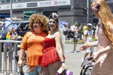 Hayfa, İsrail 21 Haziran 2024, Onur Yürüyüşü. Kalabalıkta makyajlı ve gökkuşağı bayraklı insanlar.