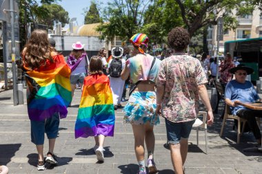 Hayfa, İsrail 21 Haziran 2024, Pride. Kalabalıkta makyajlı ve gökkuşağı bayraklı insanlar var. Arkadan görüntüle