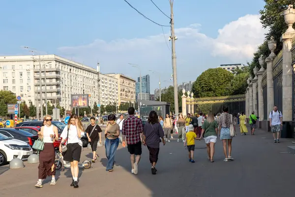 stock image Moscow, Russia - July 16, 2024, People walk to Gorky Park of Culture and Leisure from Oktyabrskaya metro station.