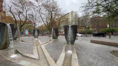 Berlin, Almanya - 30 Mayıs 2024. Kreuzberg 'in Marheinekeplatz Brunnen bölgesinde bir çeşme..