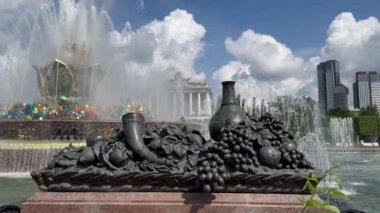 MOSCOW - 03 Mayıs 2024 Taş Çiçek Çeşmesi. VDNKH parkının mimarisi popüler bir dönüm noktasıdır. Renkli fotoğraf. Meyveli heykeli olan parça
