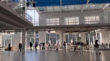 Moskova, Rusya - 12 Nisan 2022, GES-2 'nin içinde, eski adıyla MGES-2 ve Tramvaynaya, Bolotnaya Embankment' ta bulunan kullanımdan kaldırılmış bir enerji santrali..