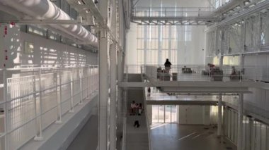 Moskova, Rusya - 12 Nisan 2024, GES-2 'nin içinde, eski adıyla MGES-2 ve Tramvaynaya, Bolotnaya Embankment' ta bulunan kullanımdan kaldırılmış bir enerji santrali..