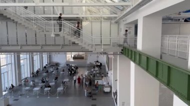 Moskova, Rusya - 12 Nisan 2022, GES-2 'nin içinde, eski adıyla MGES-2 ve Tramvaynaya, Bolotnaya Embankment' ta bulunan kullanımdan kaldırılmış bir enerji santrali..