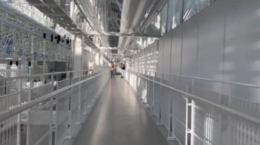 Moskova, Rusya - 12 Nisan 2022, GES-2 'nin içinde, eski adıyla MGES-2 ve Tramvaynaya, Bolotnaya Embankment' ta bulunan kullanımdan kaldırılmış bir enerji santrali..