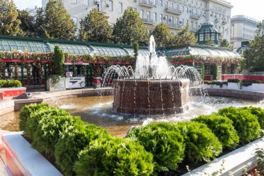 Moskova, Rusya - 24 Ağustos 2024, Tverskaya Meydanı 'ndaki Merkez Çeşme, belediye binasının karşısında, Yuri Dolgoruky anıtının arkasında. Moskovalılar ve turistler için favori bir tatil yeri.