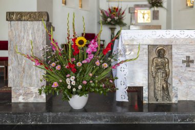 Varşova, Polonya 15 Eylül 2024, Kültür ve Bilim Sarayı modern binalar arasında mavi gökyüzü zeminine karşı.