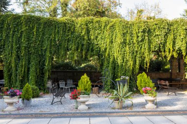 Varşova, Polonya 15 Eylül 2024, Kültür ve Bilim Sarayı modern binalar arasında mavi gökyüzü zeminine karşı.