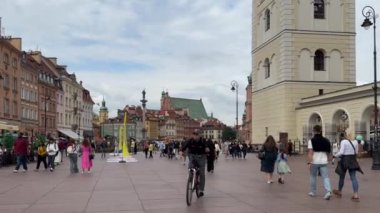 Varşova, Polonya 6 Eylül 2024: St. Martins Kilisesi ve tarihi antik Towns tahkimatlarının bir parçası olan tarihi savunma duvarının kalıntıları.